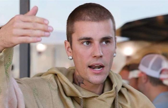 جاستن بيبر يهاجم المصورين في أحد المقاهي (صور)