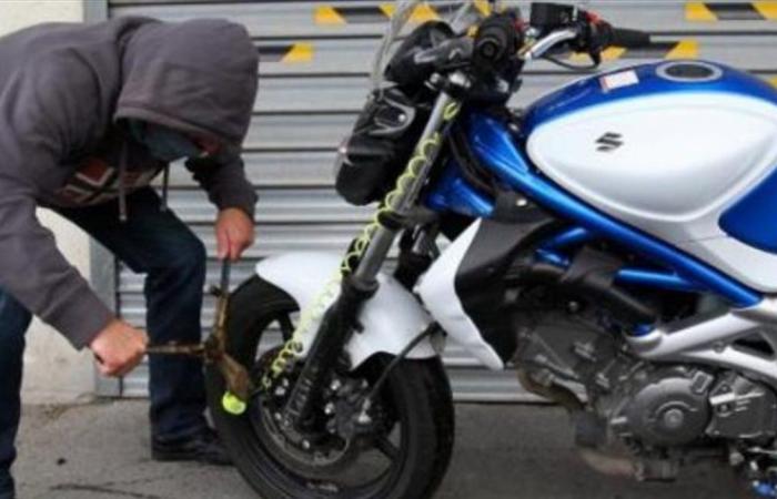 مصر.. تفكيك عصابة سرقة دراجات نارية وتوقيف رأسها المدبّر