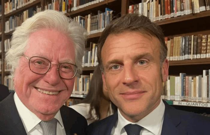 "تعال معنا".. فنان عربي يعرض عملًا على رئيس فرنسا (صورة)