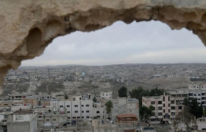 جثة فوق سطح بناء في سوريا... هل عُلِّقَت في عهد الأسد؟ (فيديو)