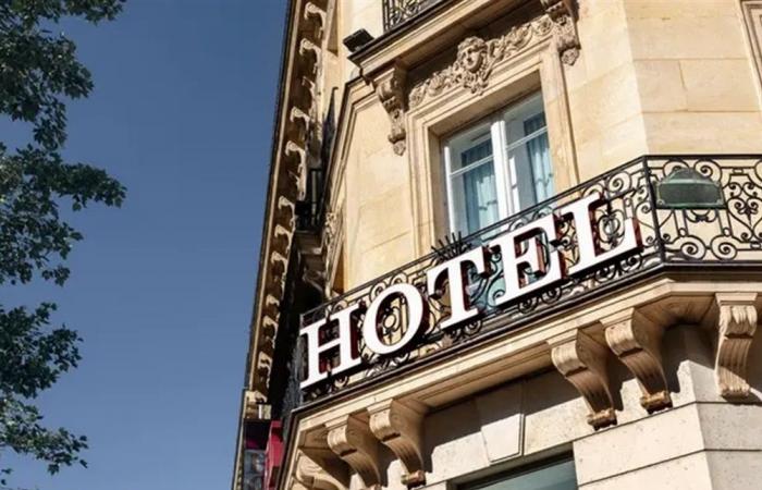 حالته خطيرة... رجلٌ سقط من شرفة الفندق هرباً من زوجته!