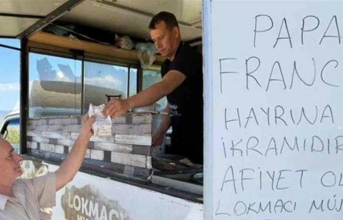 حزن في بلدة تركية على وفاة البابا فرانسيس... وصدقات عن روحه في الشوارع (صور)