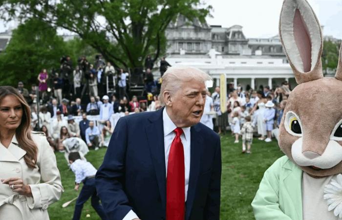 سخرية ترامب من بايدن مستمرة: تذكرون عندما أطاح به الأرنب؟