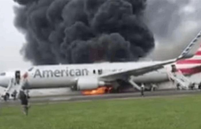 بالفيديو.. إخلاء طائرة أميركية بعد اندلاع حريق في محركها