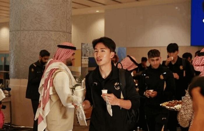 بهذه الطريقة.. لاعب كوري جنوبي يستفز نادي الهلال السعودي ولاعبيه (صور)