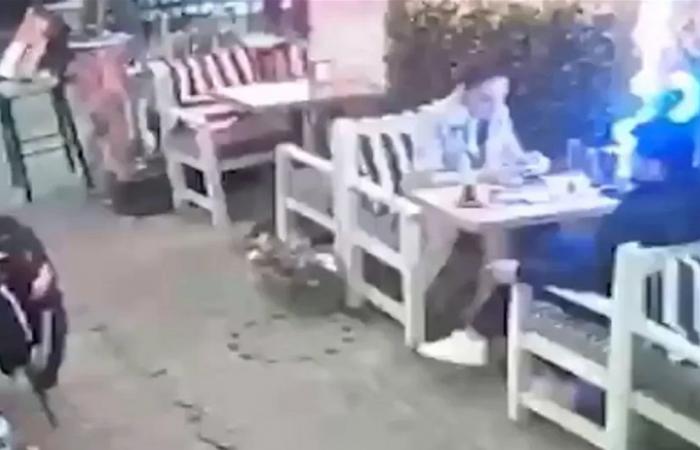 فيديو وثق الجريمة... مقنّع يقتحم فطورا صباحيا بين زوجين ويقتل الزوج!