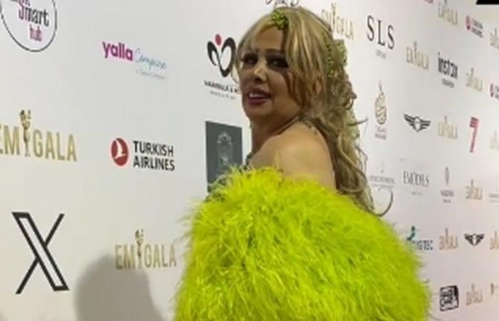 بفستان مكشوف الكتفين ومزيّن بالريش.. إطلالة لافتة للفنانة اللبنانية مادونا (فيديو)