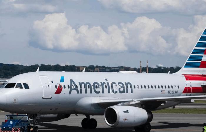 مسافرة تثير الرعب على متن طائرة بمحاولة اقتحام قمرة القيادة... شاهدوا الفيديو