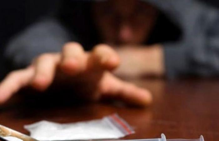 طعن والدته أيضاً.. مدمن مخدرات ينهي حياة والده!