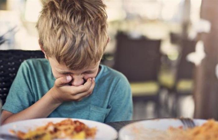 إصابة 100 تلميذ بتسمم حادّ... الطباخ قدم لهم طبقاً احتوى على ثعبان ميت!