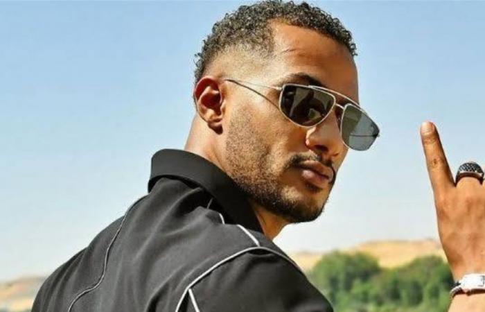 أطل وهو يقبل يده.. ظهور نادر لوالد محمد رمضان تعرفوا إليه (صورة)