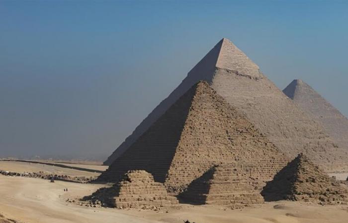 بعد صور متداولة.. إليكم حقيقة هدم أهرامات الملكات في الجيزة
