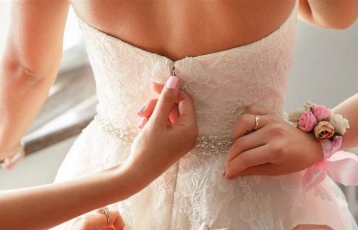 بالدموع.. فنانة شهيرة تحتفل بزفاف أولى بناتها (صور)