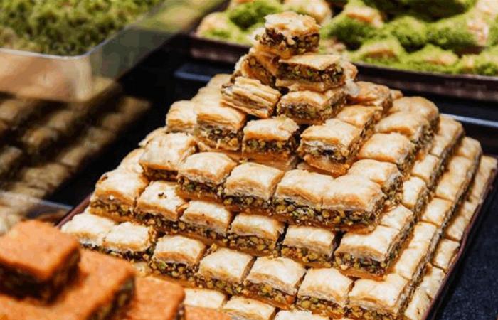 فضيحة غذائية.. هذا ما وُجد داخل محل حلويات شهير