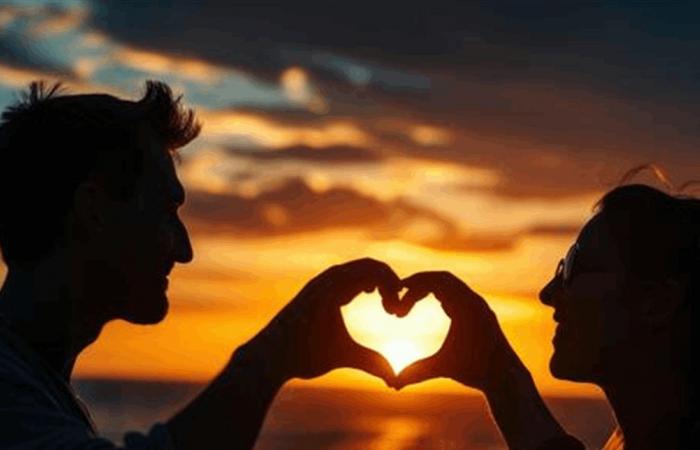 من على يخت فاخر.. مقدمة برامج شهيرة تعلن ارتباطها بلاعب كرة قدم أصغر منها (صور)