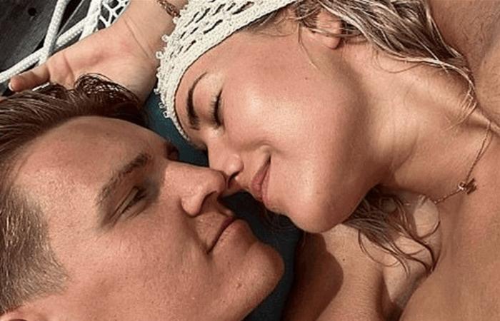 بعد زواج سريّ.. قائد أرسنال يحتفل بزفافه من راقصة (صور)