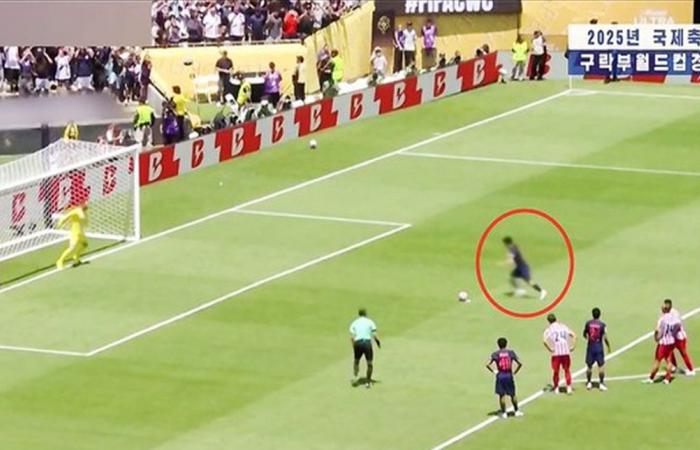 مشاهد غريبة في عالم كرة القدم داخل كوريا الشمالية.. طمسوا صورة لاعب كوري جنوبي!