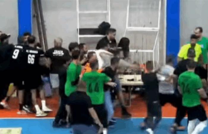 بالصور.. عراك واعتداء على الحكم خلال مباراة رياضية في لبنان