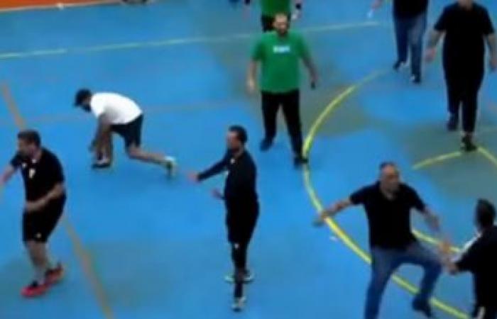 بالصور.. عراك واعتداء على الحكم خلال مباراة رياضية في لبنان