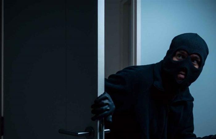 قصة صادمة جدًا… لص يرفع دعوى على متجر والسبب لا يُصدّق!