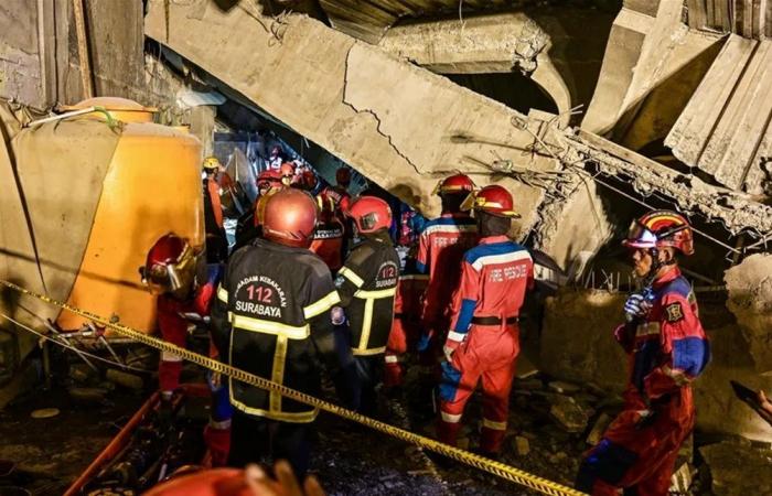 في إندونيسيا.. 100 طالب تحت أنقاض مدرسة منهارة