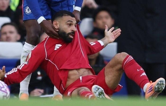 أسطورة ليفربول يدافع بقوة عن صلاح