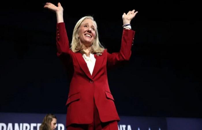 انتخاب الديمقراطية أبيغيل سبانبرغر حاكمة لفيرجينيا