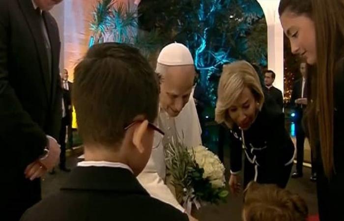 أحفاد عون يستقبلون البابا بباقة ورود وغصن زيتون