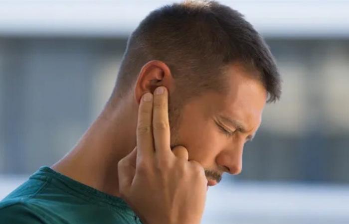 طنين الأذن المزمن… لماذا يبقي الجسم في حالة تأهب دائم؟