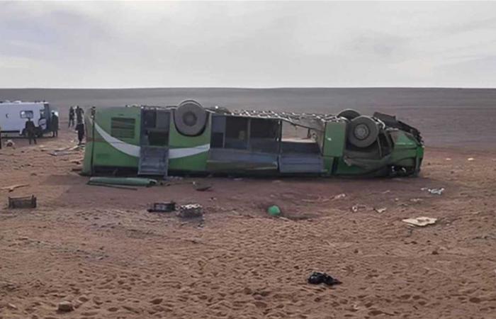 حادث دموي في دولة عربية.. مصرع 14 وإصابة 34 بانقلاب حافلة (صور)