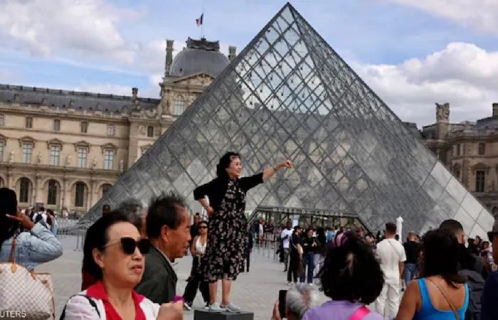 تسرب مياه في اللوفر يتلف مئات كتب الآثار المصرية