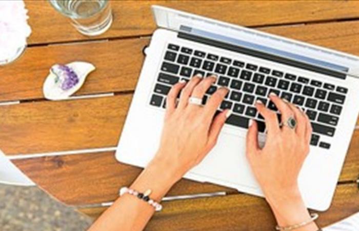 بحثاً عن "اللايكات".. "مؤثرة" شهيرة تخنق إبنها في كيس!