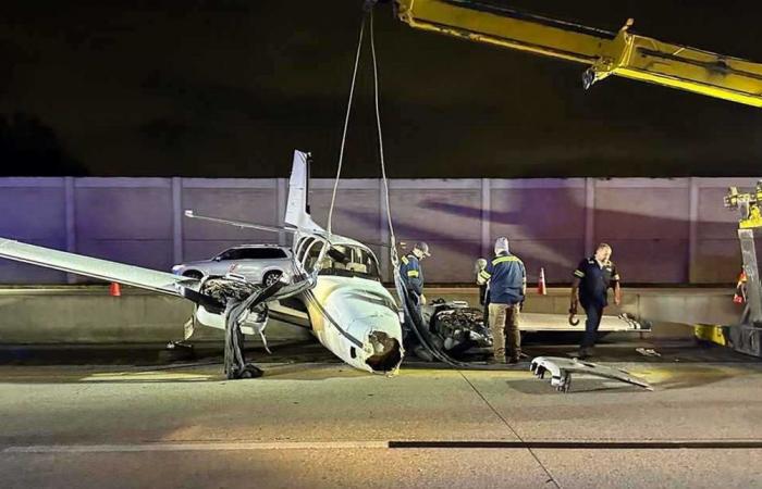 على الطريق السريع.. طائرة تهبط فوق سيارة! (فيديو)