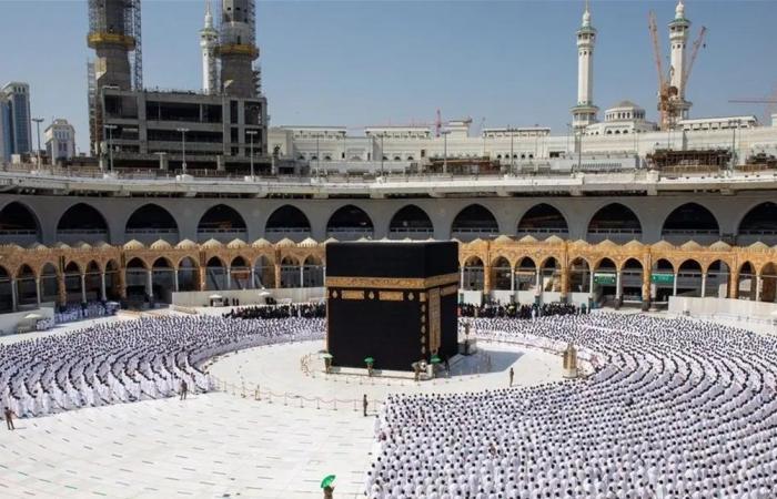 نجمة شهيرة تؤدي مناسك العمرة في الحرم المكي.. وهذا ما قامت به (صور)