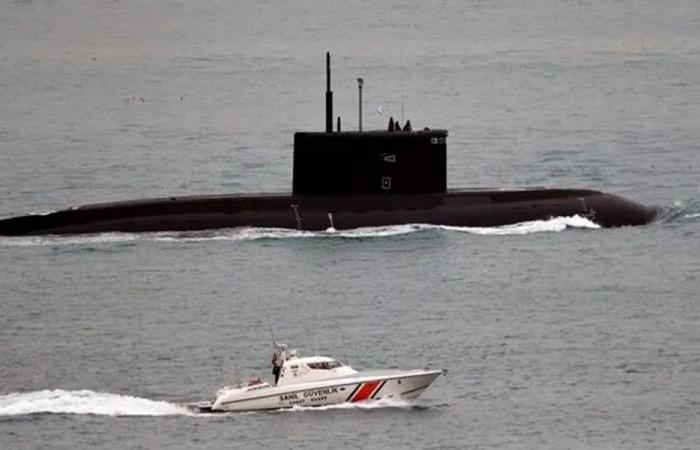 غواصة روسية تبحر 3 أيام قرب بريطانيا