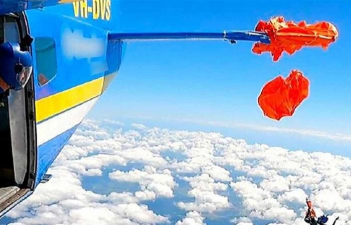 حادث مروّع... مظلي ينجو بأعجوبة بعدما علق بجناح الطائرة (فيديو)