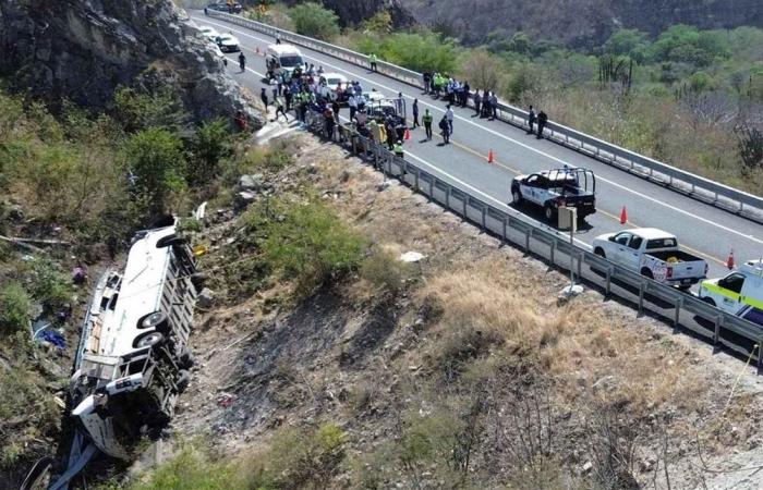 مأساة في كولومبيا.. قتلى وجرحى بسقوط حافلة طلاب في وادٍ بعمق 80 مترًا