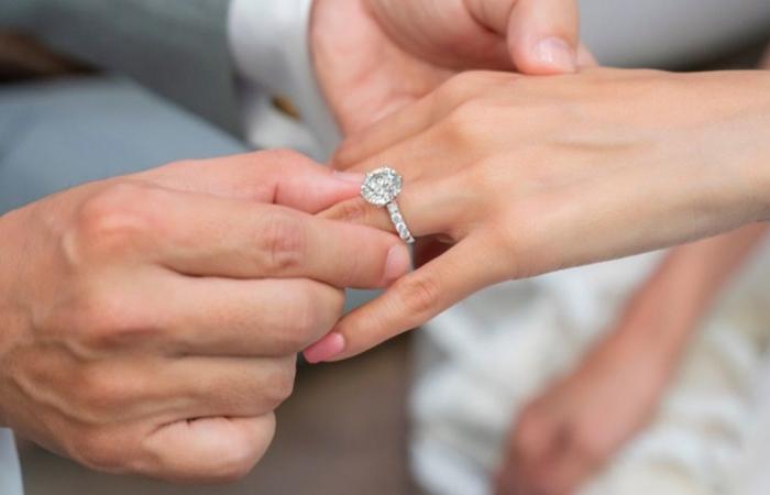 بالبشت والعصا.. فنان يرقص في عقد قران نجله (فيديو)