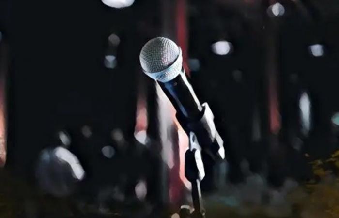 سقط أرضاً وطلب المساعدة... شاهدوا ما حصل مع فنان شاب خلال غنائه على المسرح