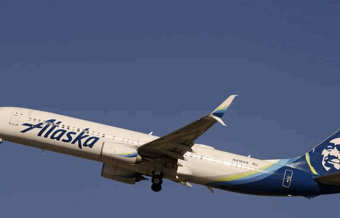 راكب يثير الذعر فوق ألاسكا.. حاول فتح باب الطائرة