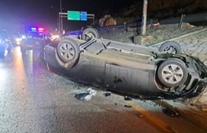 انقلاب سيارة على أوتوستراد الكازينو