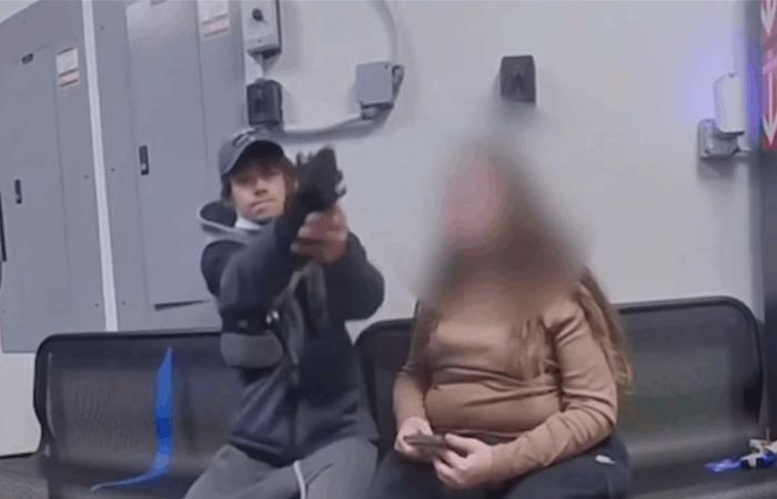 مسدس يتعطل في اللحظة الحاسمة.. ضابط ينجو من الموت (فيديو)