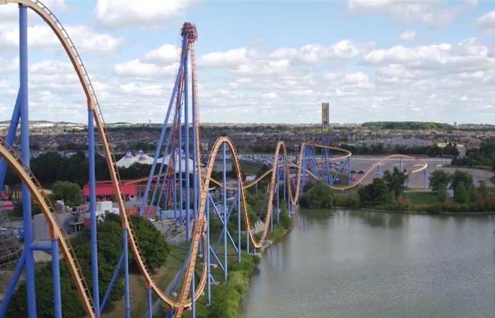 حادثة مخيفة.. توقف "أفعوانية" في الجو واحتجاز الركاب (فيديو)