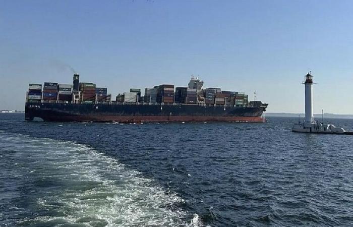 السفينة الروسية “أدلر” تغادر المياه السويدية