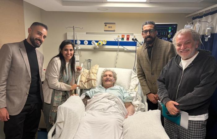 بعد نقله إلى المستشفى... هذه الصورة الأولى للفنان العربيّ الشهير من المستشفى