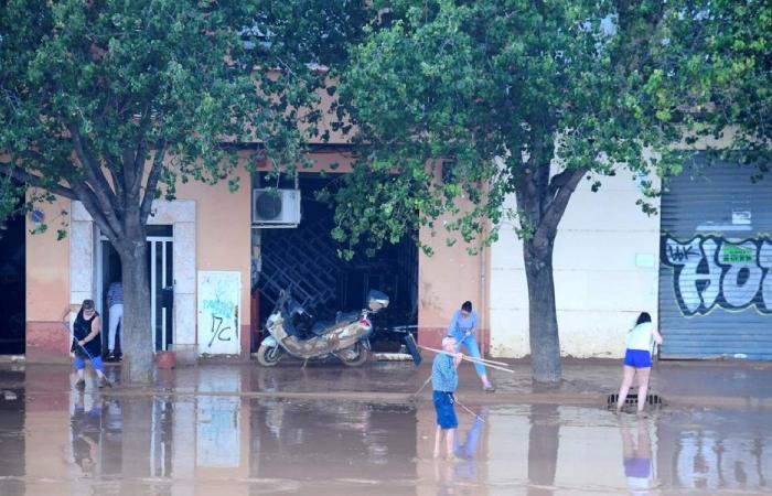 سيول في جنوب إسبانيا تقتل شخصًا وتفقد اثنين آخرين