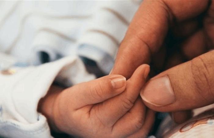 بعد أقل من عام على وفاة ابنتها الكبرى.. مؤثرة تفقد ابنتها الصغرى صباح يوم عيد الميلاد (فيديو)