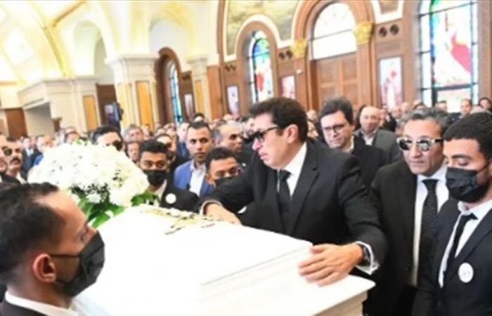 كان متأثّراً... هكذا ودّع الفنان هاني رمزي والدته