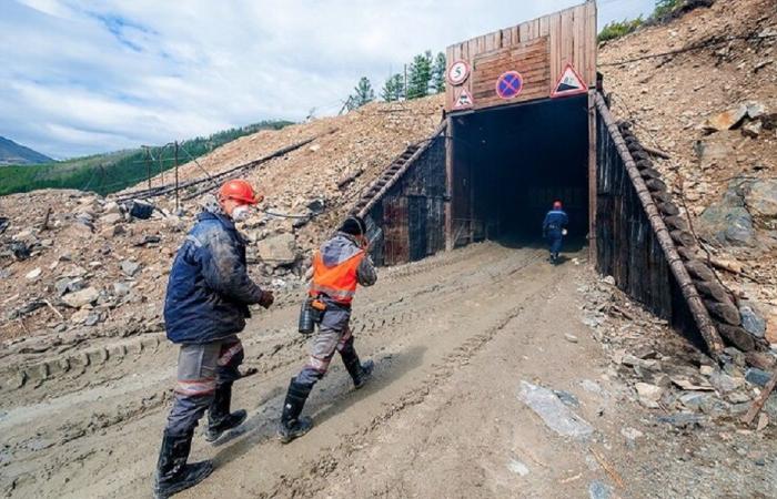 انهيار منجم وسط إيران 