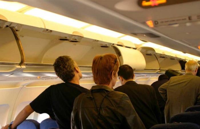 جدل الوقوف بعد هبوط الطائرة… عادة مزعجة أم تنظيم ذكي؟